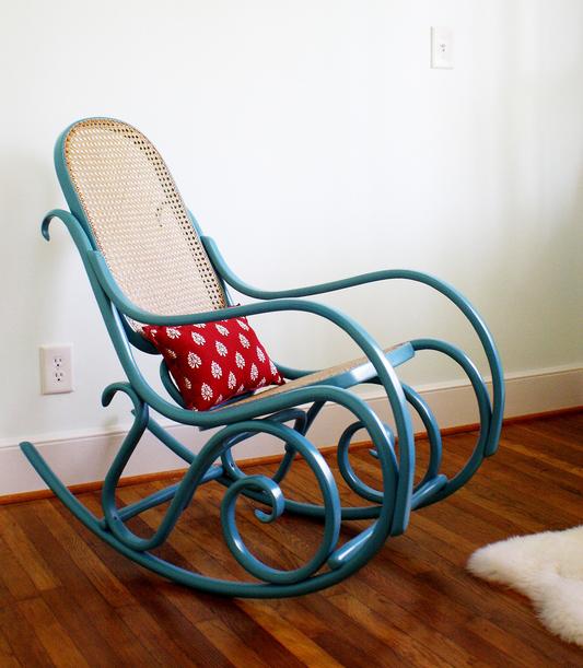 Choose a vintage rocking chair for a ‌nostalgic touch in your nursery nook