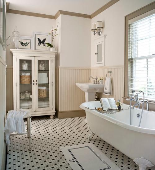 Opt‌ for a freestanding tub to create a luxurious focal point in your farmhouse bathroom