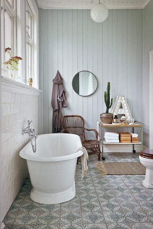 Opt for a freestanding tub ⁢nestled in your ​serene farmhouse bathroom ⁢space