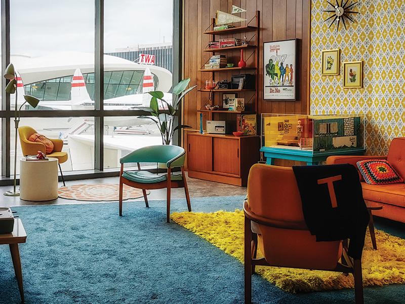 Retro ⁣Living Room: ⁢Bold colors⁣ and funky patterns capture nostalgic‍ vibes