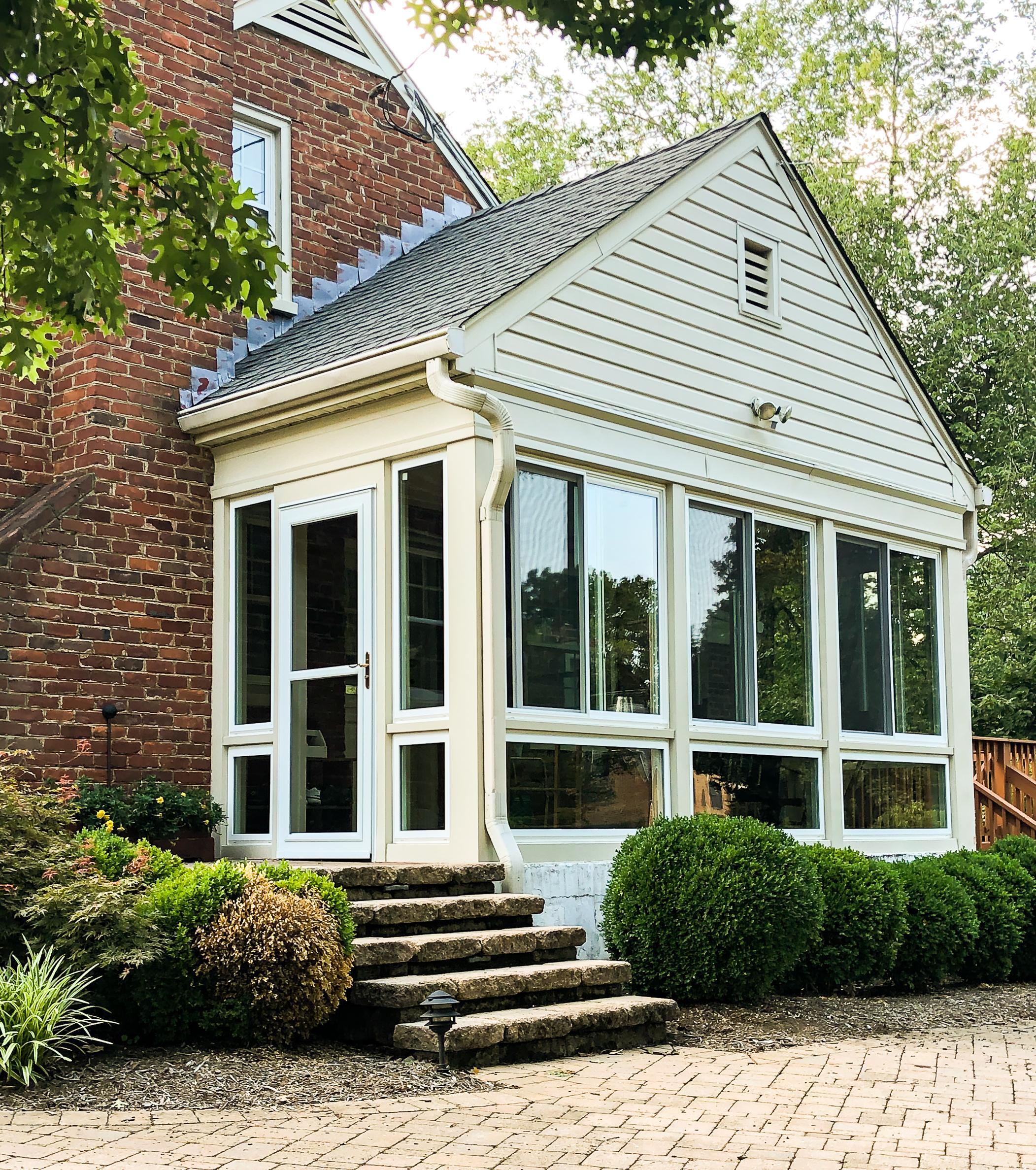 Build⁢ a⁤ mini library to enjoy books ‌on​ your Screened Porch