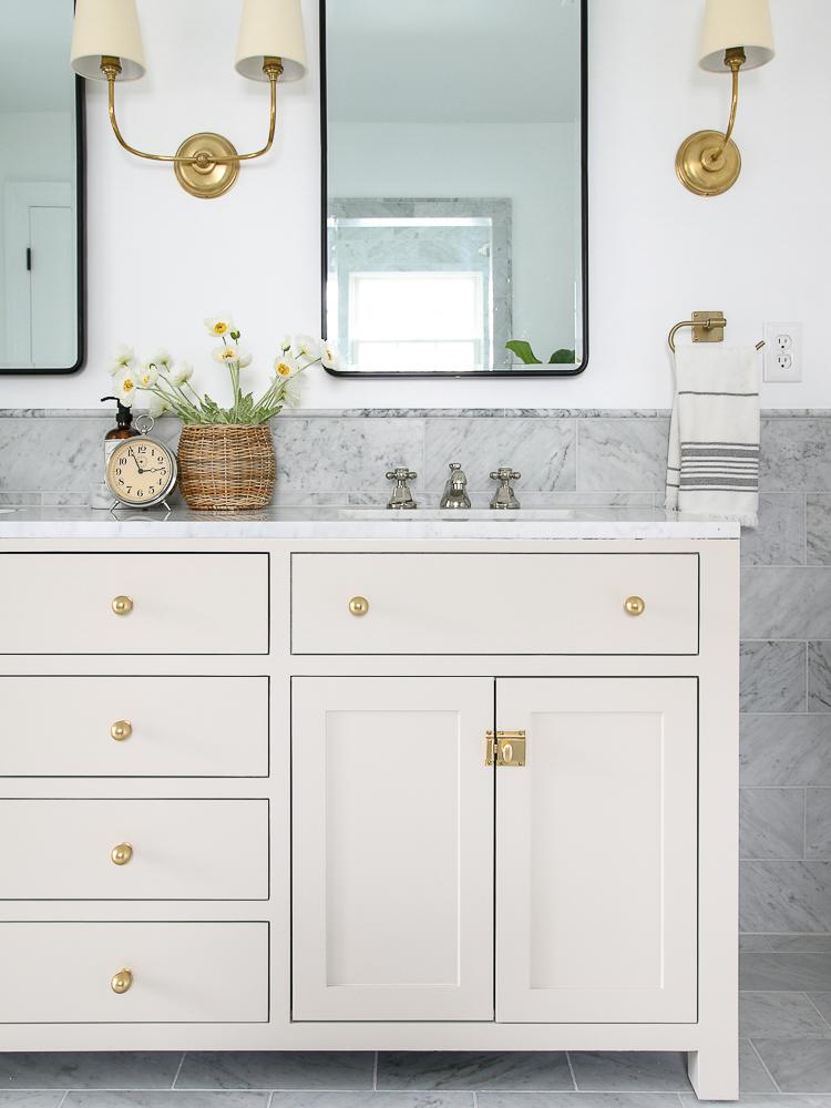 Mix metals like brass and chrome for a playful eclectic⁢ bathroom aesthetic