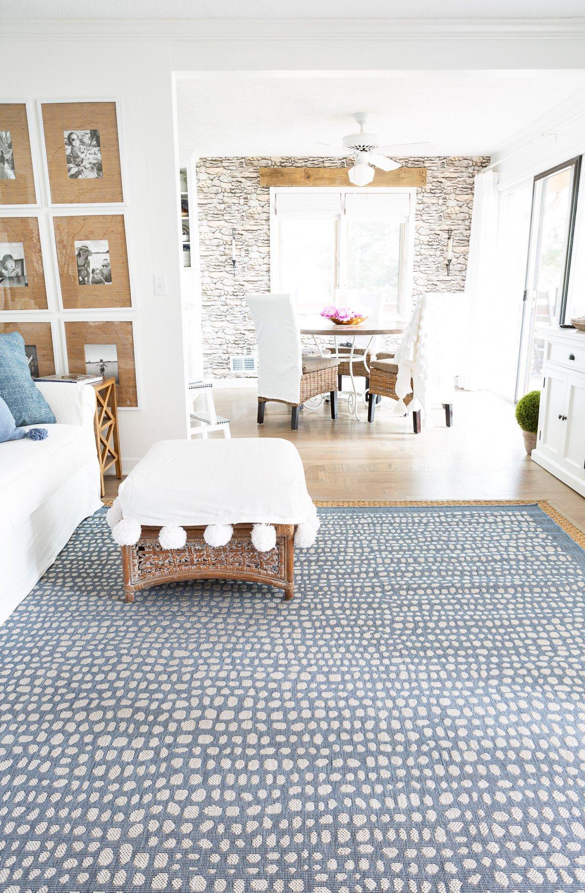 Layer ‍rugs in⁣ different blue hues for added texture​ in your living ⁤room