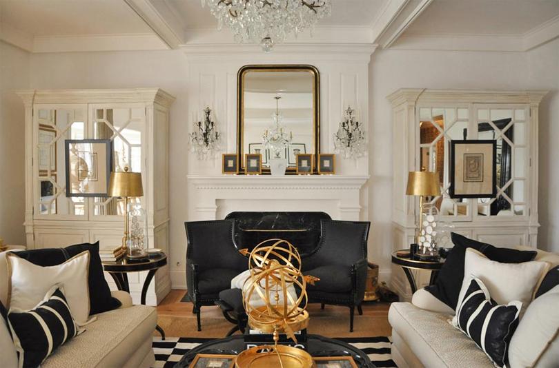 Incorporate a touch of glamour with metallic accents ⁤in your living room