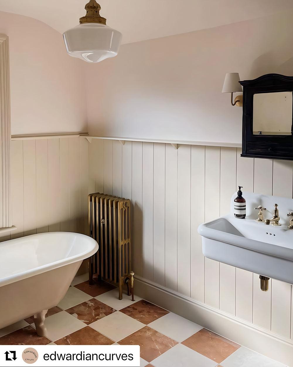 Wood-paneled walls can warm up any bathroom, elevating its overall​ aesthetic