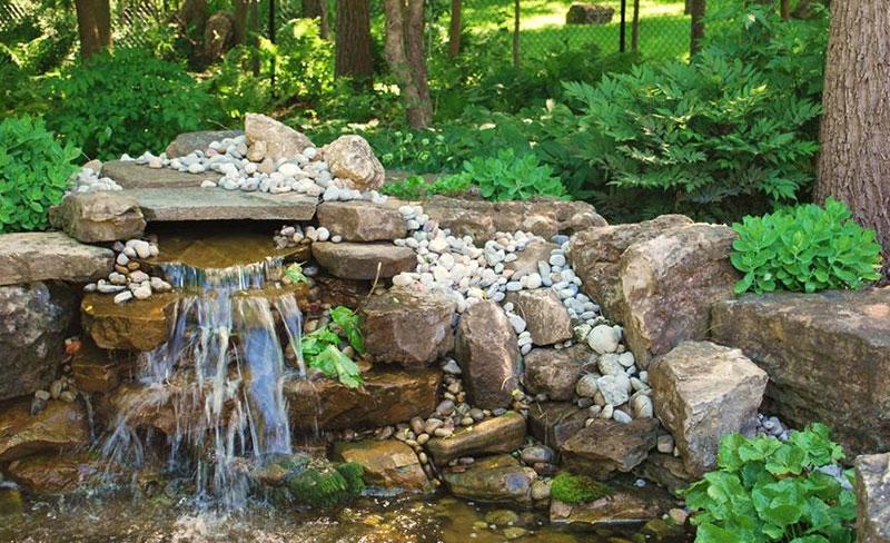 Design a ​tranquil water‌ feature to enhance your backyard⁣ oasis