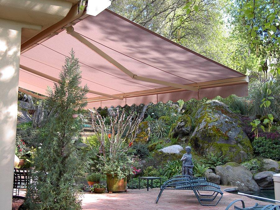 Install retractable⁢ awnings for shade in your⁤ small backyard