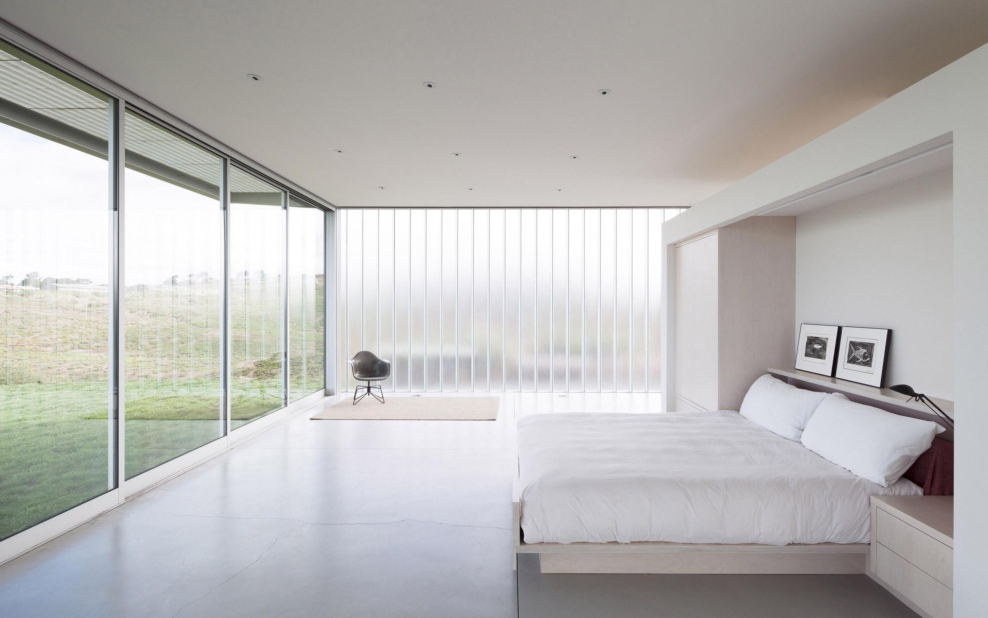 Clutter-free ⁣surfaces ​for a serene Minimalist⁣ Bedroom atmosphere