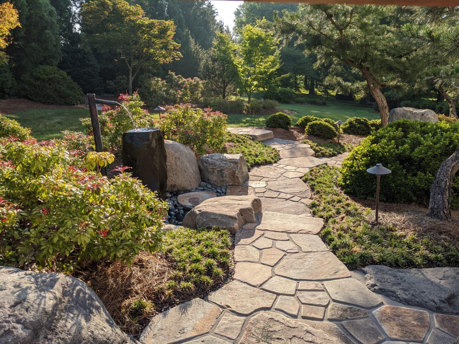 Create a⁢ charming pathway⁤ using stones ⁣in your small backyard