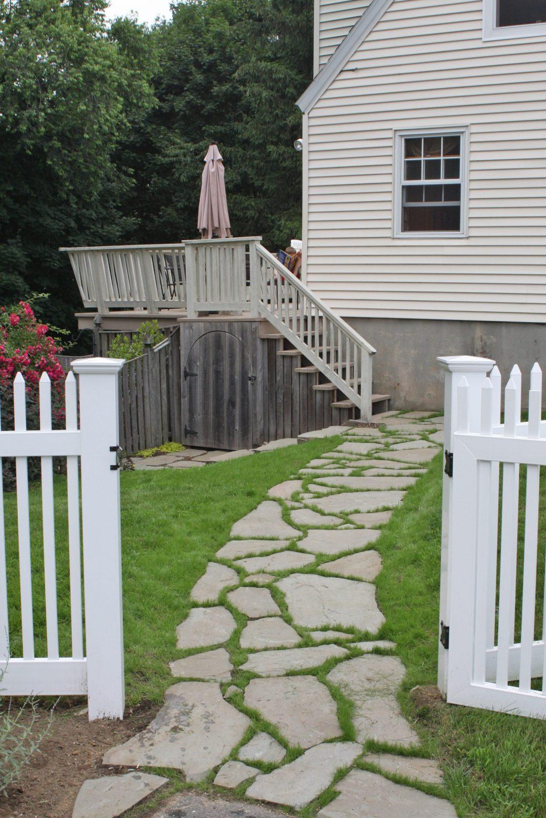 Create⁢ a winding⁤ pathway made of ‍natural stones in your backyard