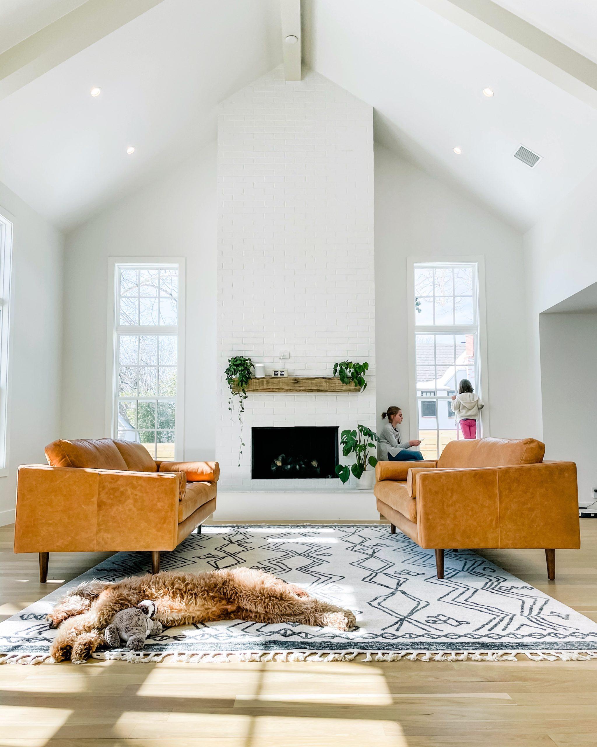 Embrace a⁣ minimalist approach for a serene living room ‍atmosphere