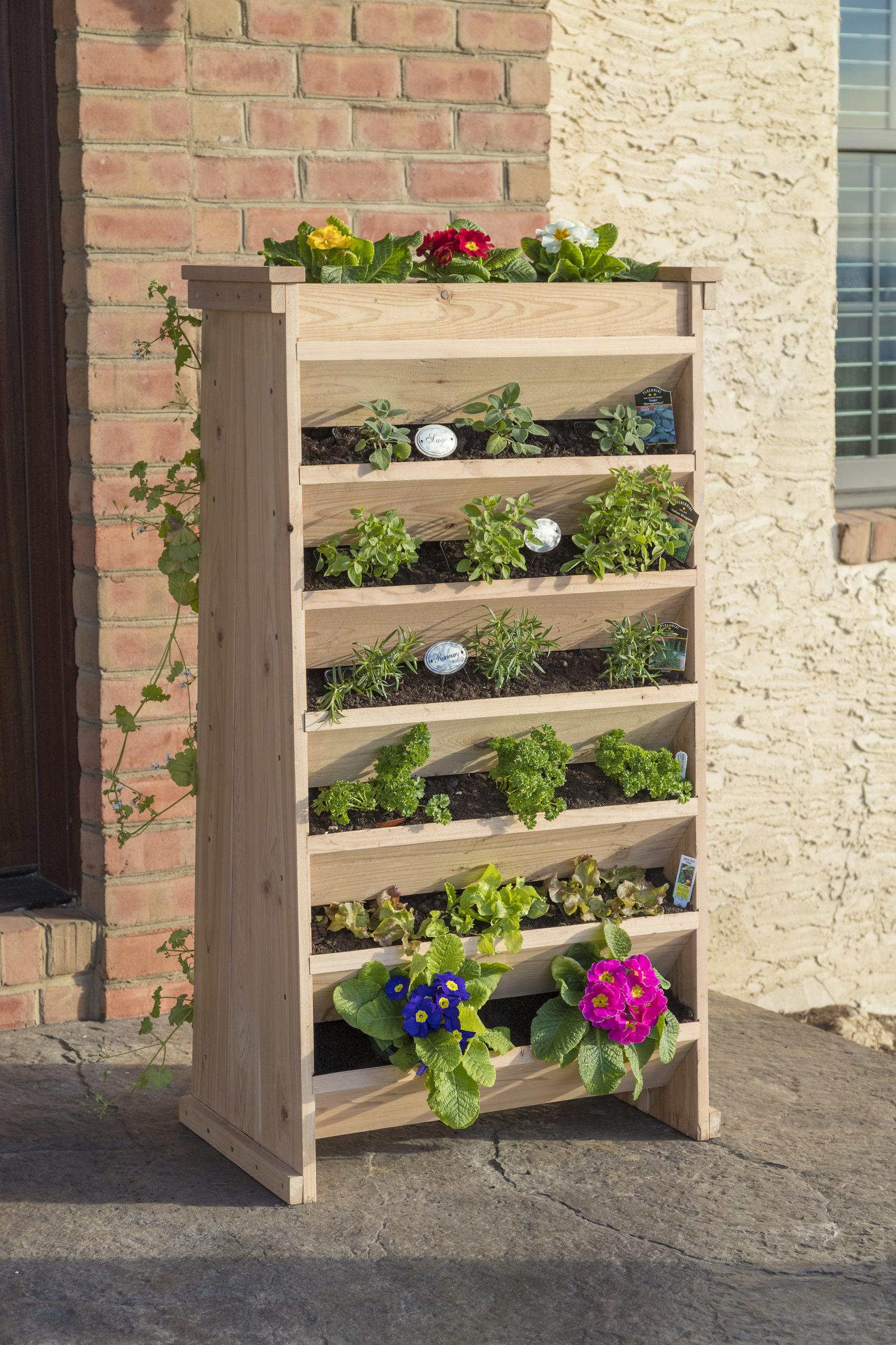 Use vertical planters to ‌maximize space ⁤and greenery in your backyard