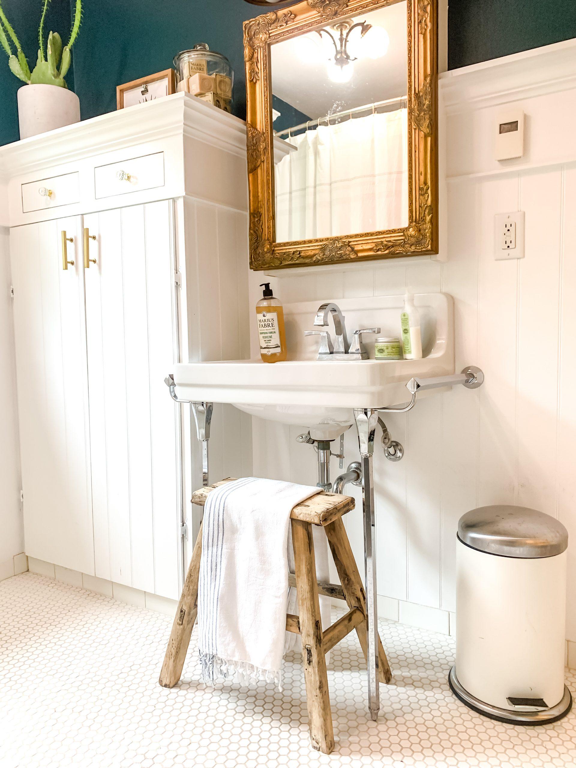 Choose‍ vintage ​fixtures to enhance ⁣the charm of your farmhouse ⁢bathroom