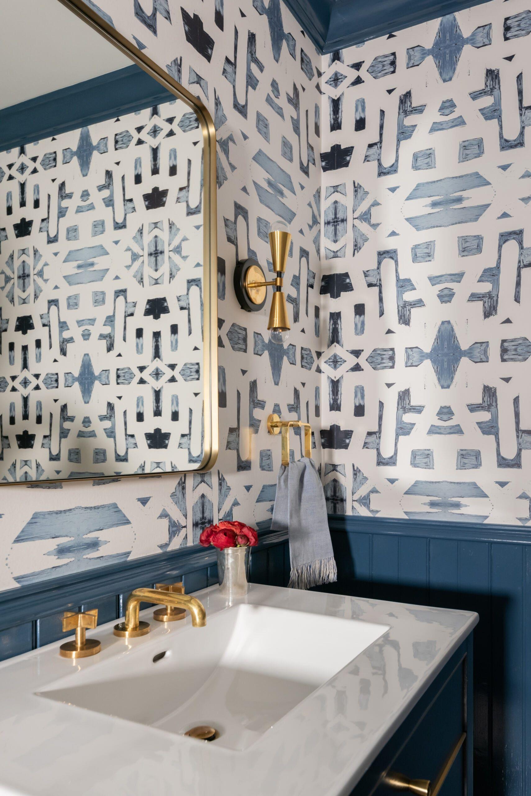 Experiment⁣ with bold‌ wallpaper patterns ⁣to transform your eclectic bathroom ⁣atmosphere