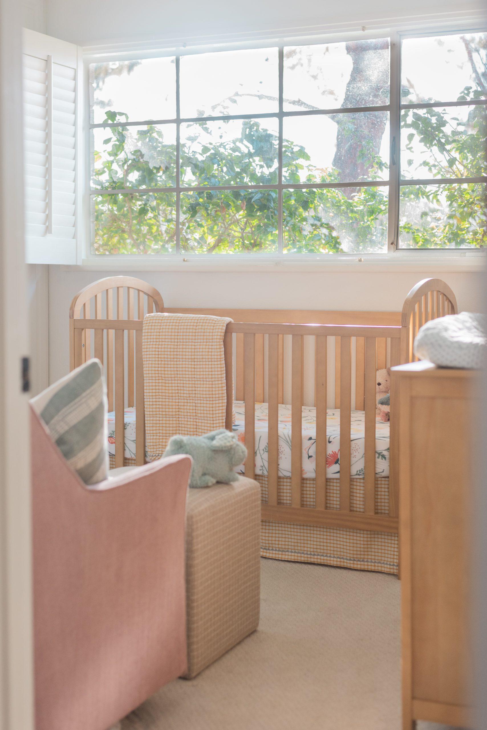 Cozy Cottage: ‍Design⁤ a warm and inviting​ nursery ‌with a homey feel