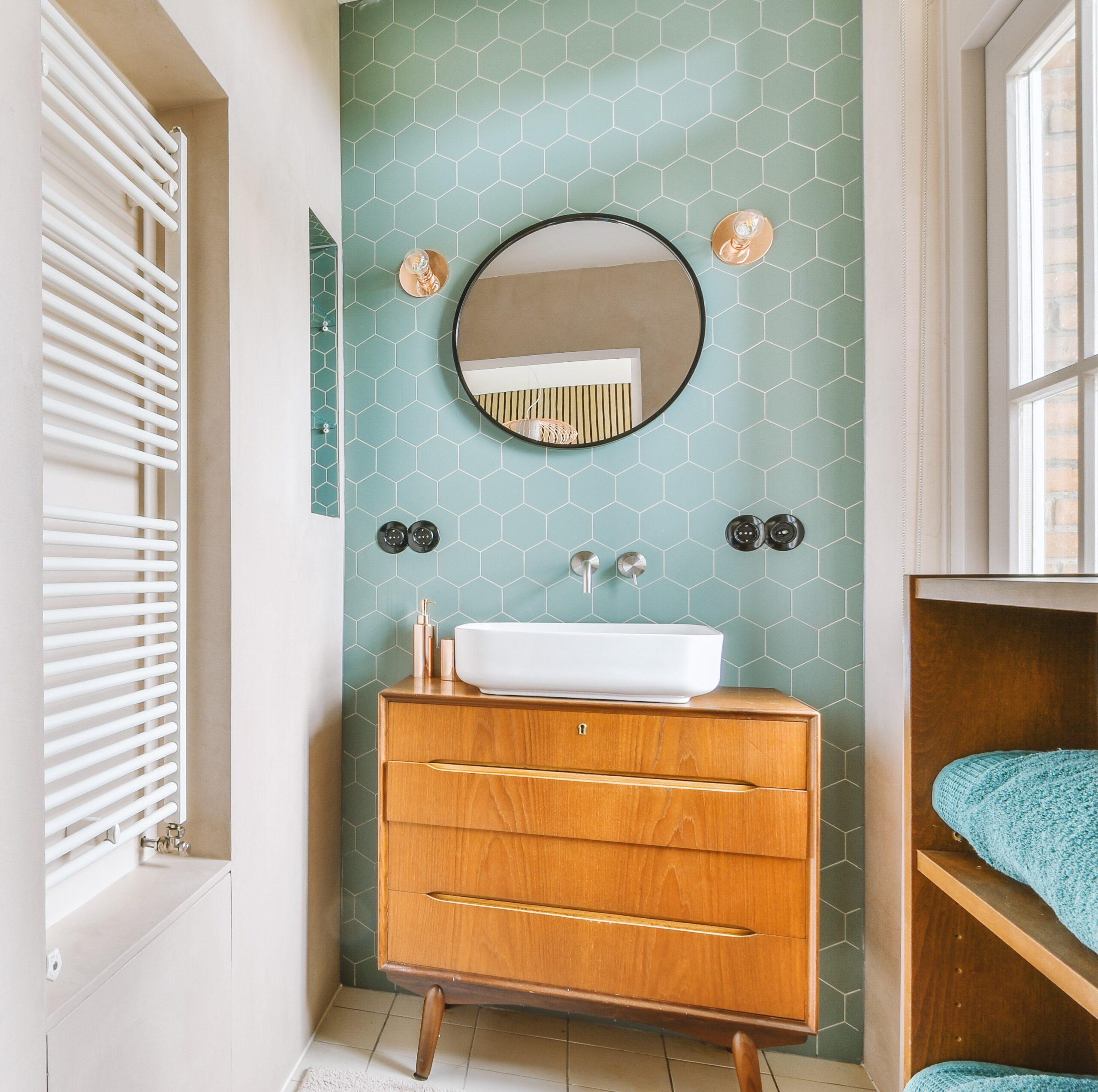 Use unconventional‍ color ​combinations to elevate the visual appeal of your eclectic bathroom