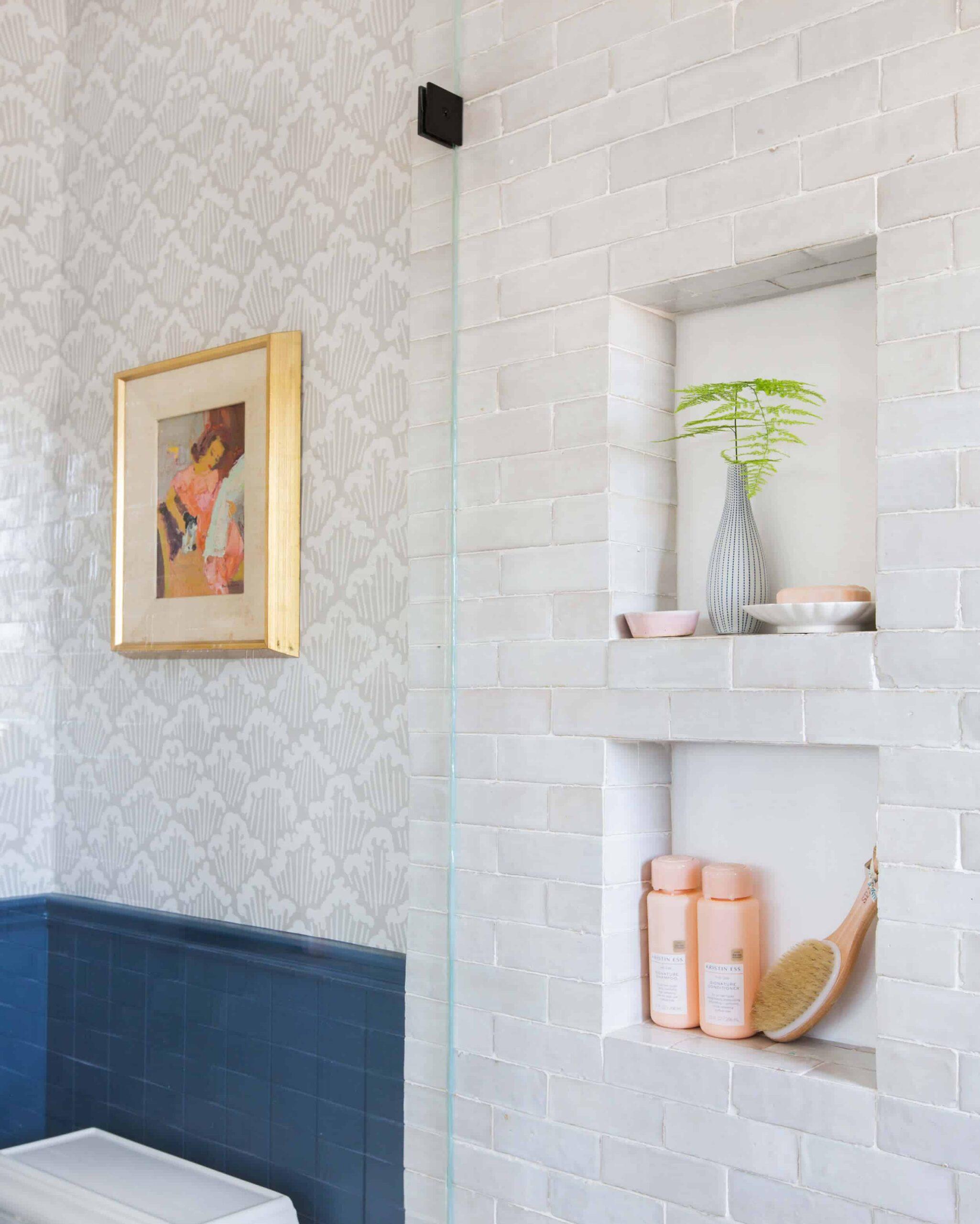 Incorporate⁤ bright accents in unexpected places, like a shower niche, in your eclectic bathroom