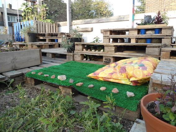 Fun ​Pallet‌ Garden Play Space for ⁤Kids