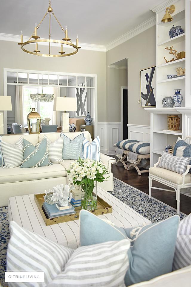 Embrace coastal⁣ vibes⁢ with soft blue living room⁢ textiles and decor