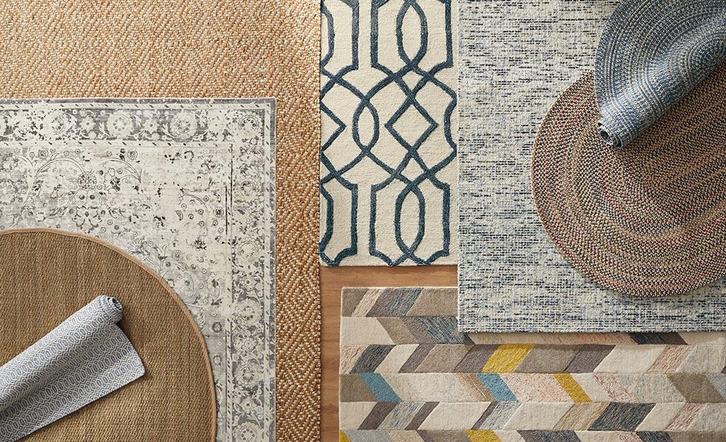 Layer‌ rugs with​ various textures to add comfort and style in your eclectic bathroom