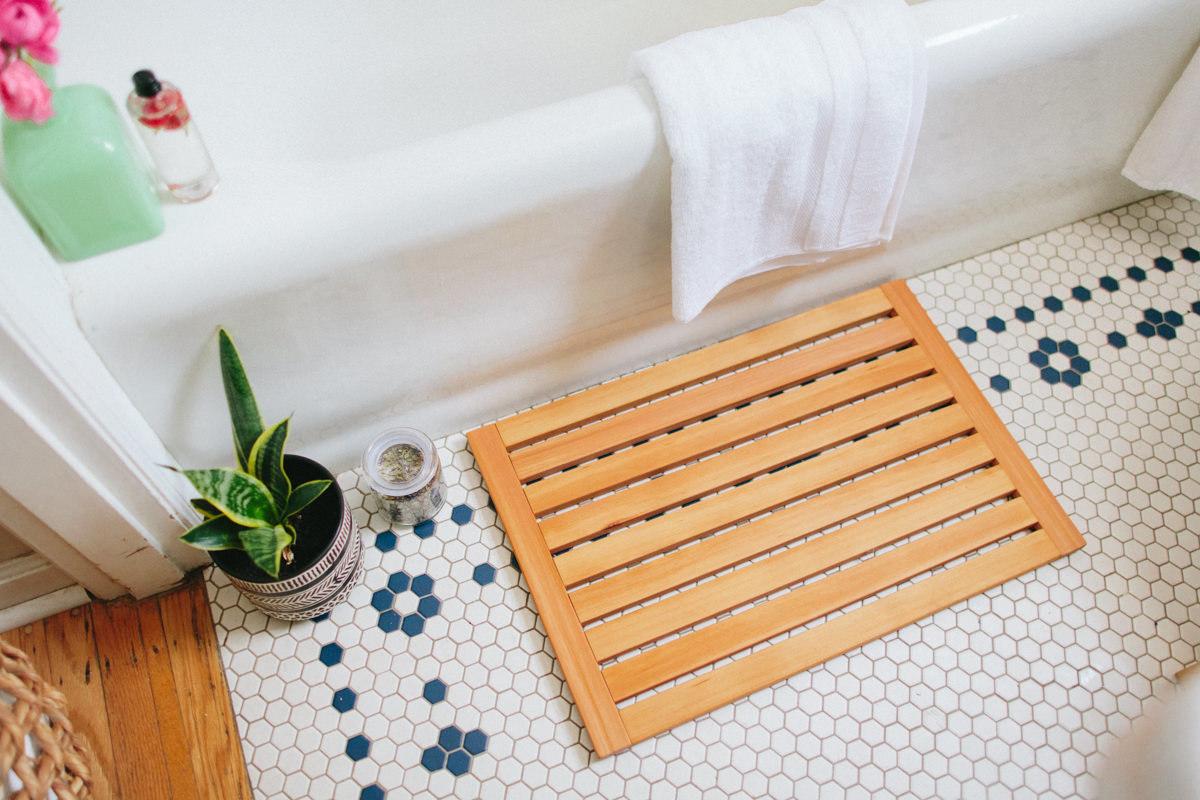 Choose a wooden bathroom shower mat for comfort ⁤and visual appeal