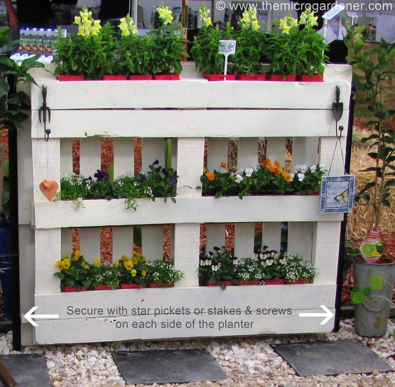 Rustic​ Pallet Garden ‍Seating⁣ with Built-in⁢ Herb Boxes