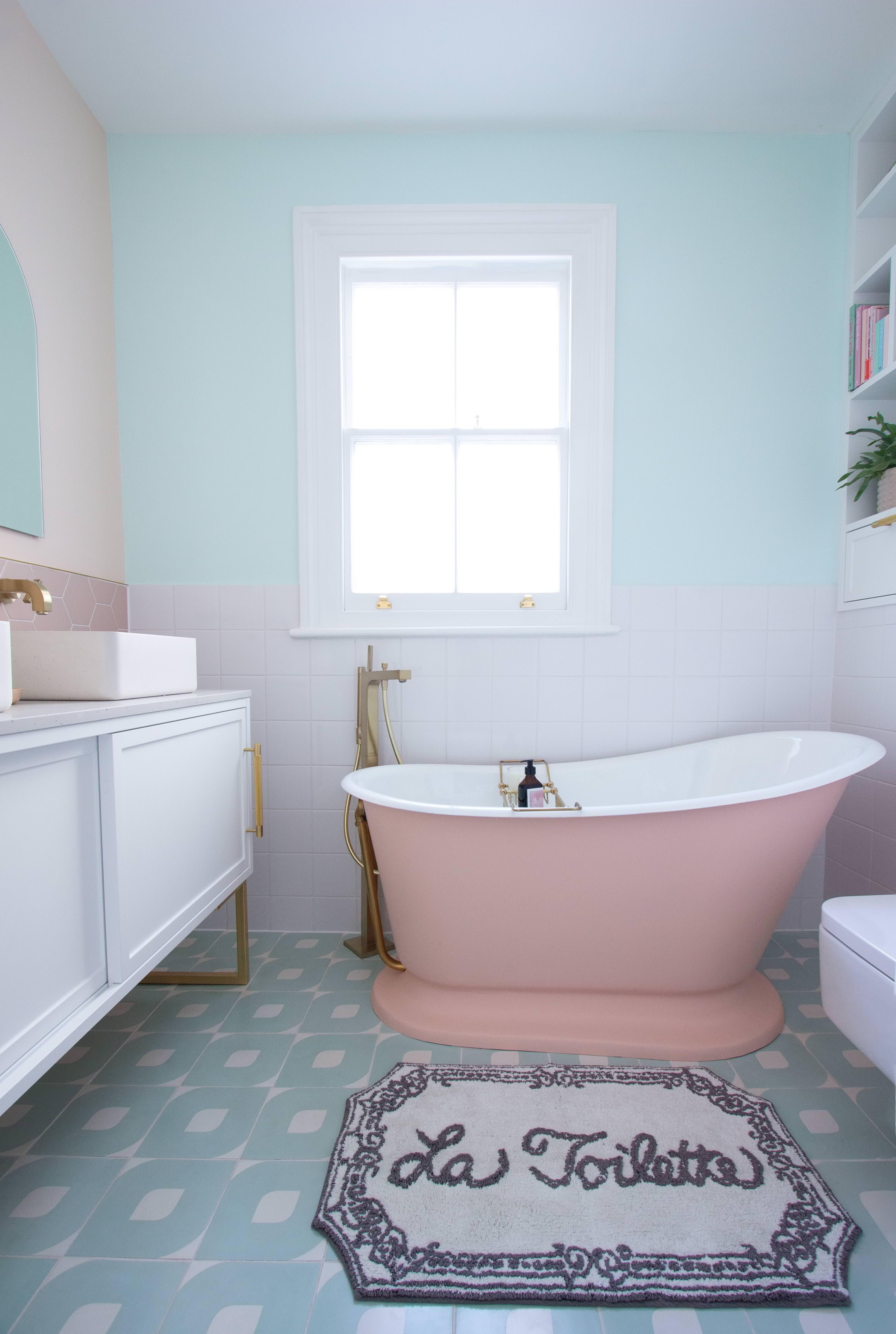 Choose​ a‍ pastel bathtub as a focal point in the bathroom