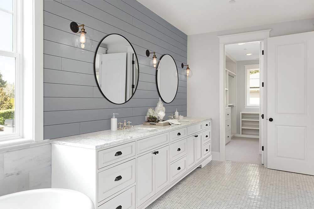 Embrace shiplap walls for a classic farmhouse⁤ bathroom vibe