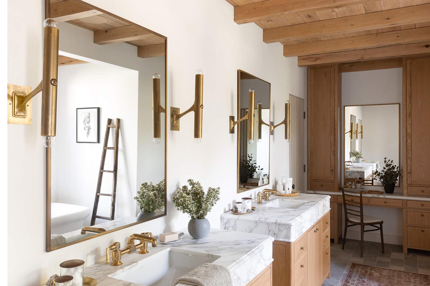 Create a serene⁢ spa experience with essential oils ​and soft ‍music in your⁣ wooden bathroom