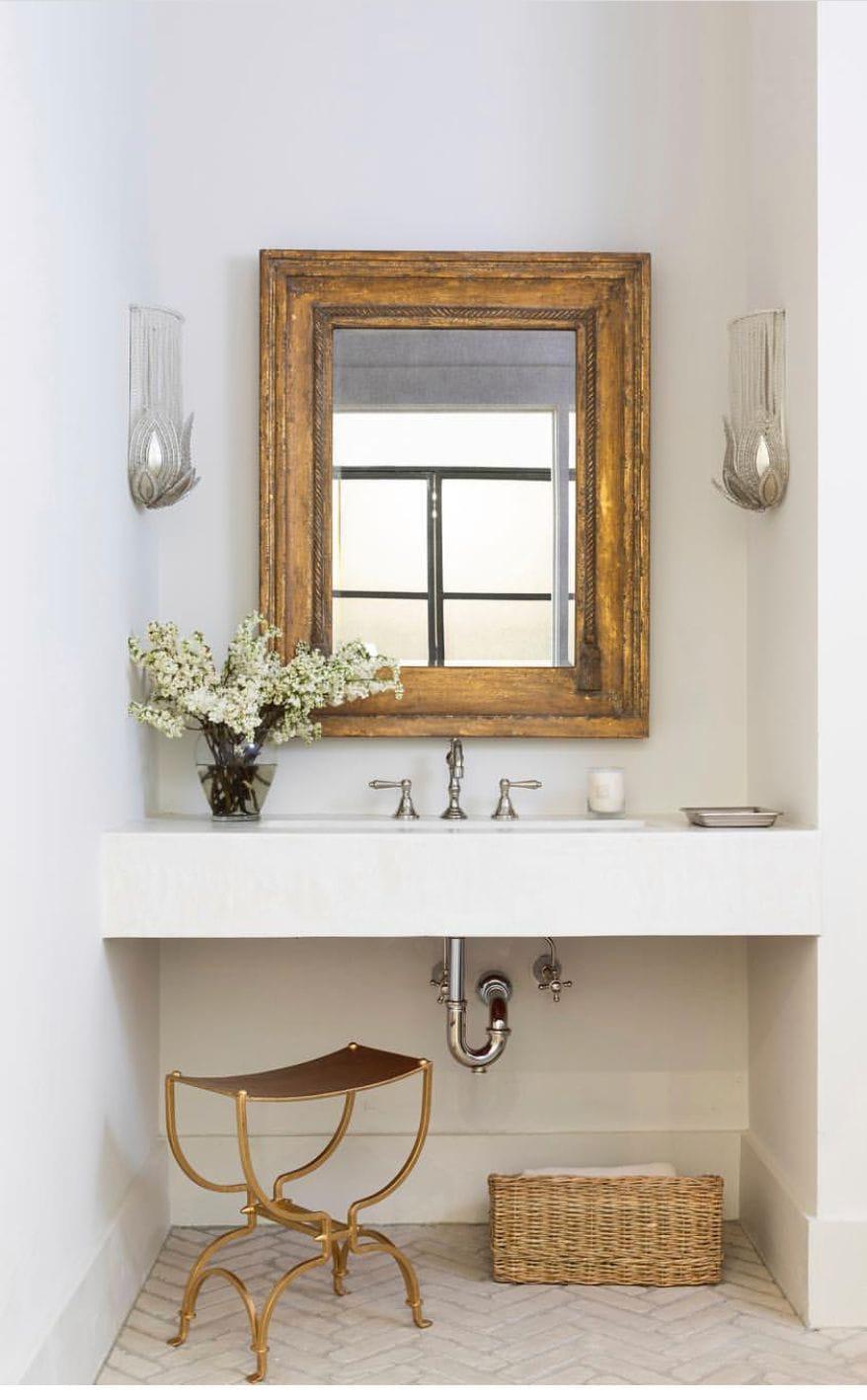 Add vintage mirrors to ⁣reflect your unique⁢ style in an‌ eclectic bathroom ‍setting