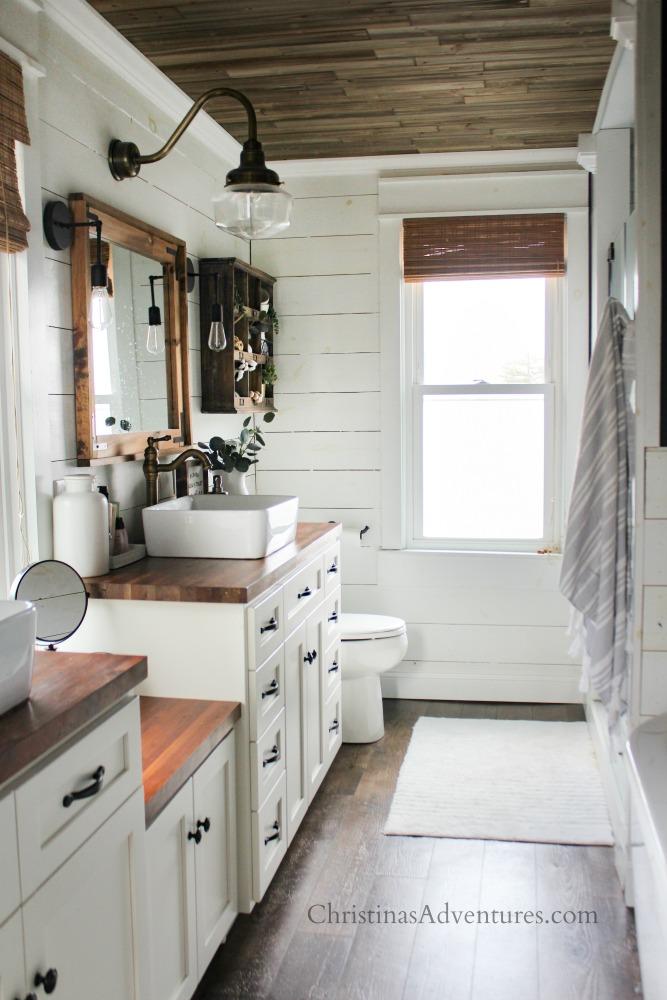 Utilize antique‌ furniture pieces to enhance your farmhouse⁣ bathrooms unique character