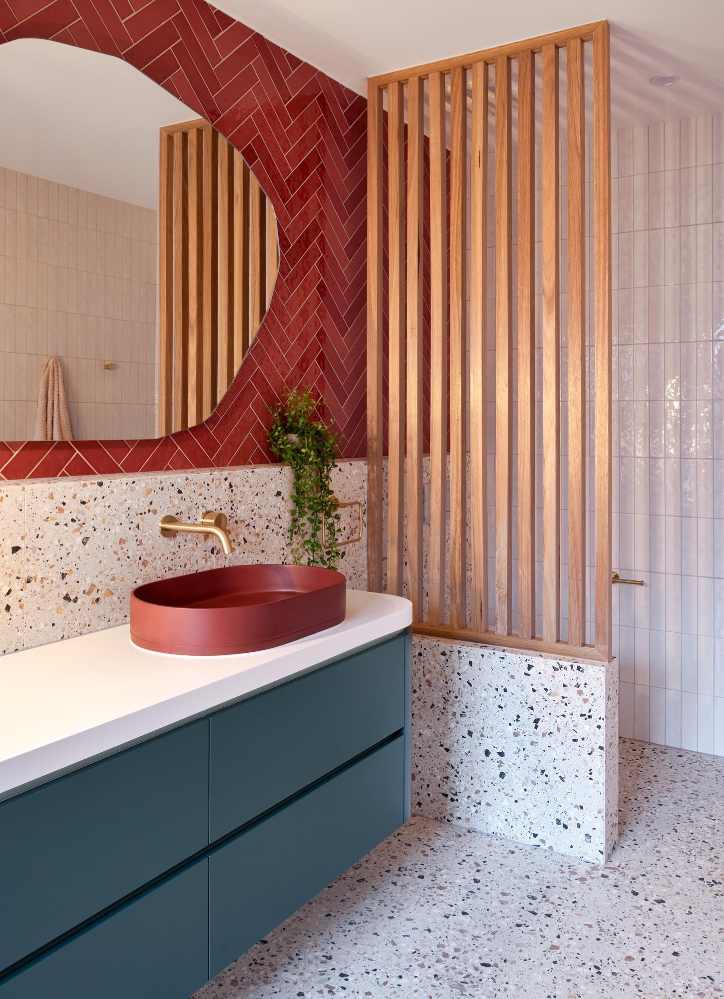 Use bold ⁢grout colors to make your tiles pop ​in an eclectic bathroom setting