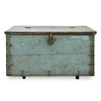 Incorporate‌ a ‌vintage blue⁢ trunk for functional storage and charm