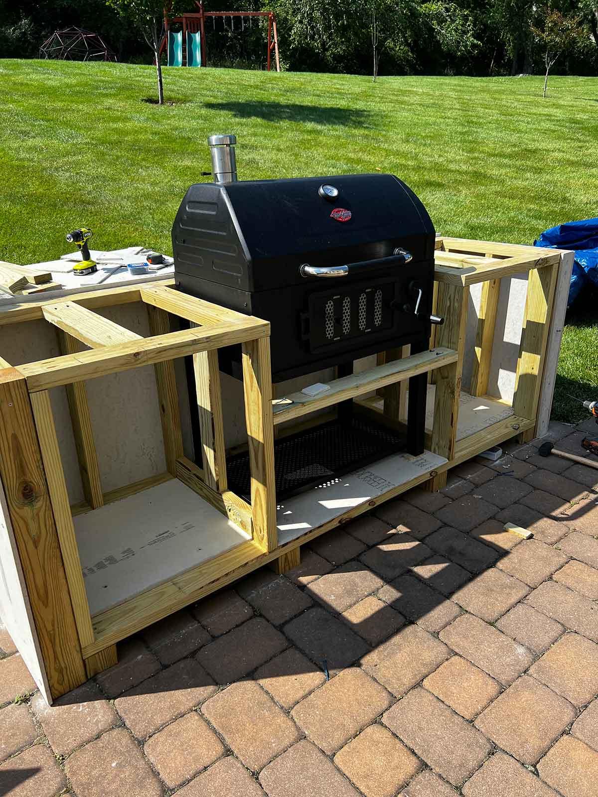 Set ⁢up a ⁤small barbecue station for entertaining in⁤ your backyard