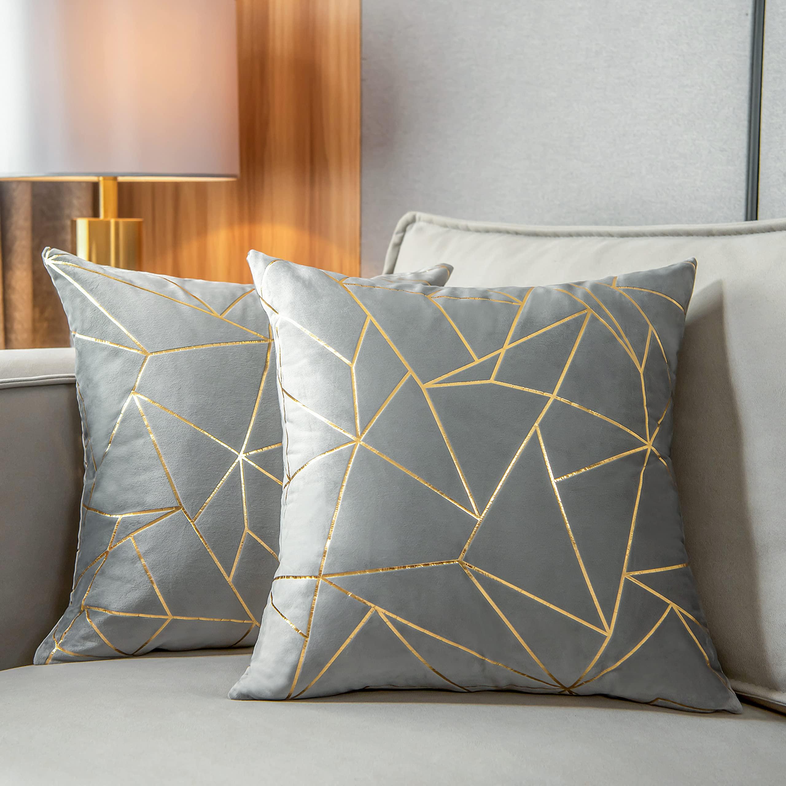 Experiment with geometric ⁢patterns for⁤ cushions in your⁤ contemporary living room