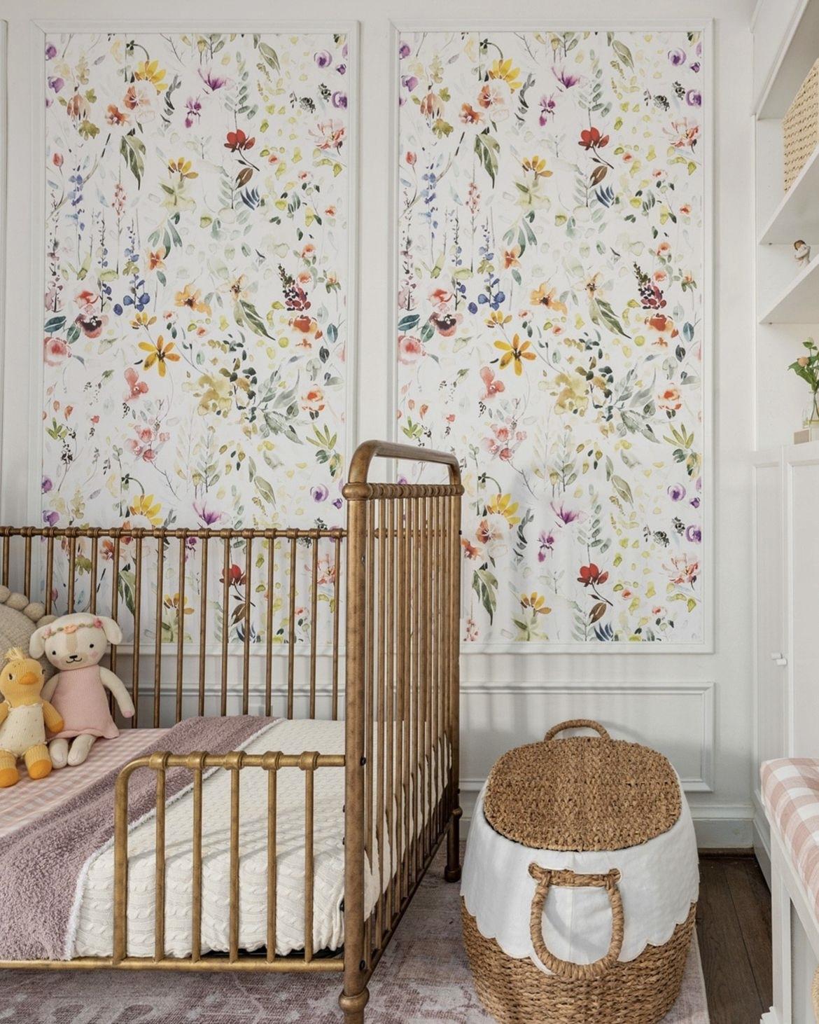 Create an accent wall⁤ with paint or wallpaper in small nursery