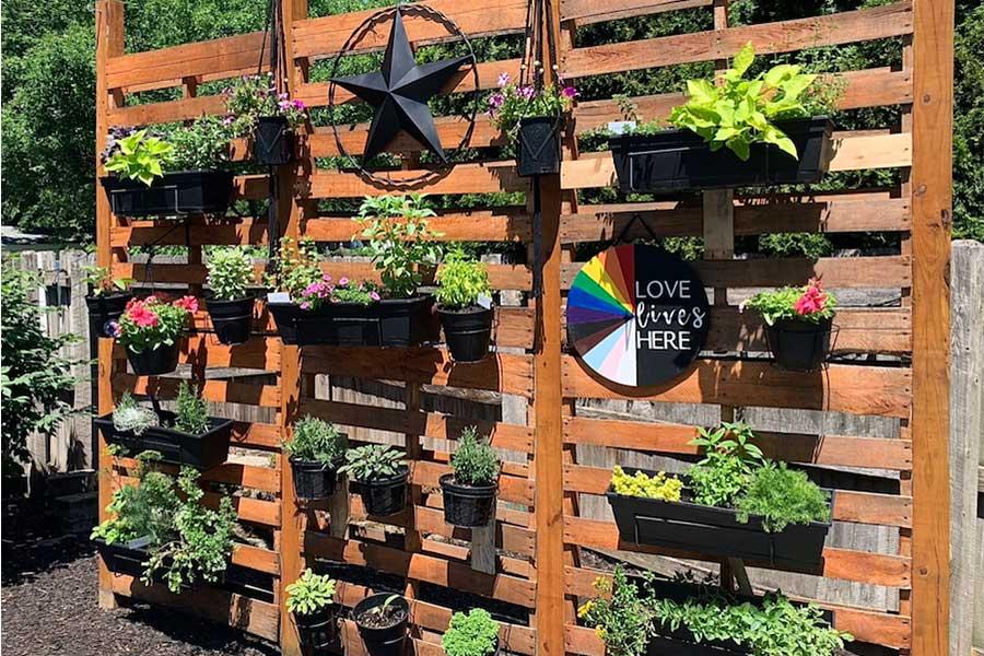 Design an intriguing⁤ wall-mounted pallet garden⁤ to save space