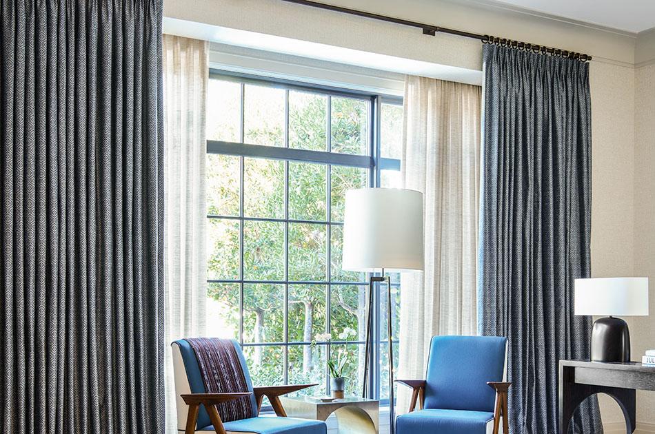 Layer ​your drapes with‌ sheer panels for softness in your contemporary living room