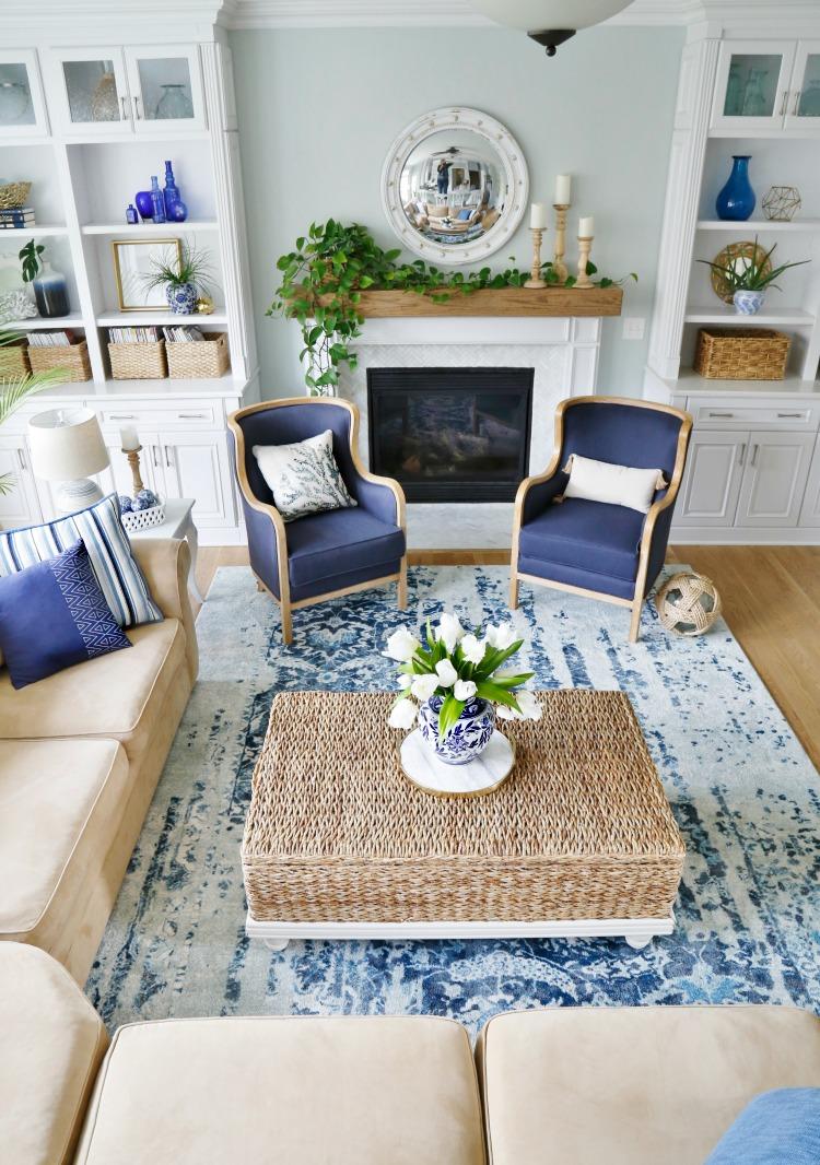 Contrast ​crisp white furniture⁢ with a blue living ‌room palette