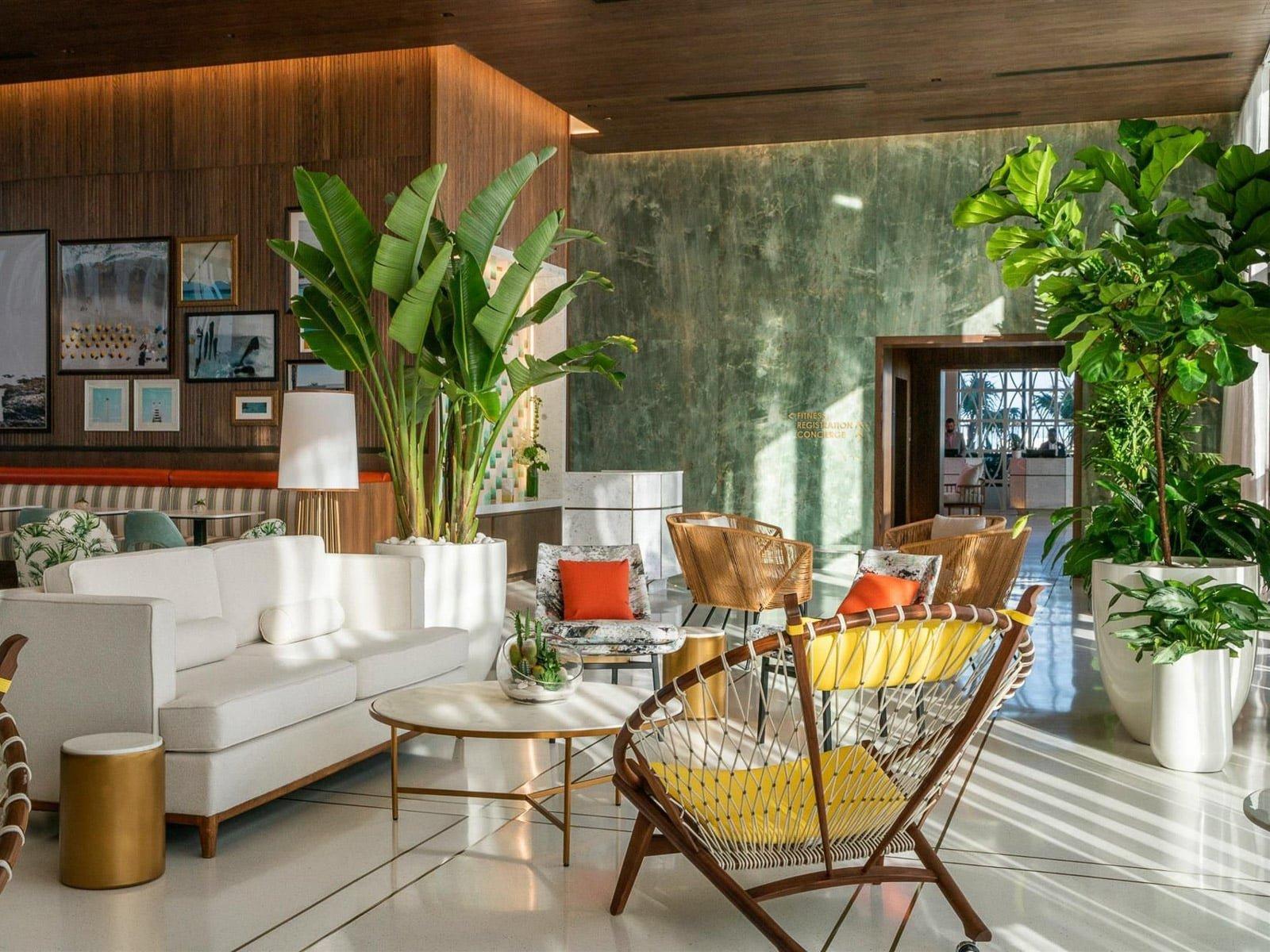 Embrace biophilic design with lush plants​ to ⁢breathe life ​into your living ⁤room