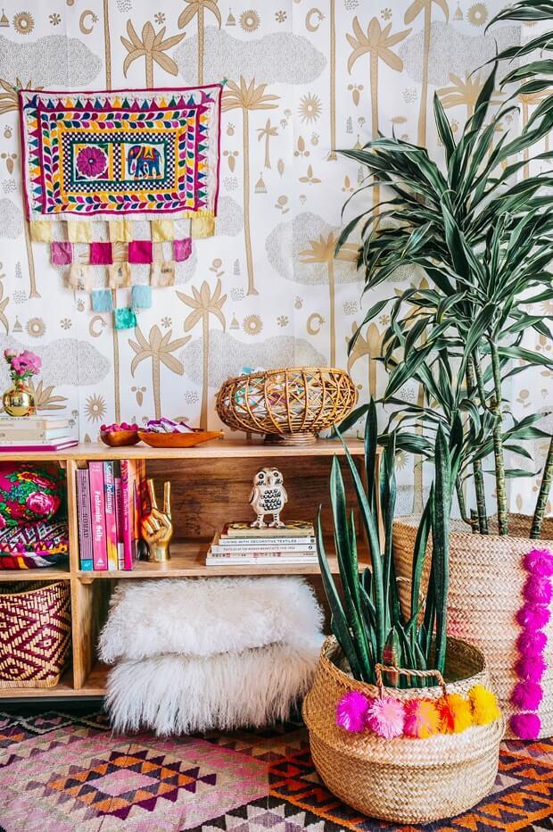 Showcase personal⁤ travel souvenirs as meaningful decor pieces in your‌ Boho Living Room