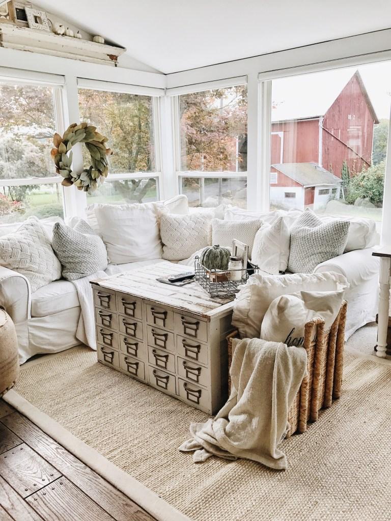 Farmhouse ‍Living Room: Shabby chic elements⁤ create warm, inviting atmospheres