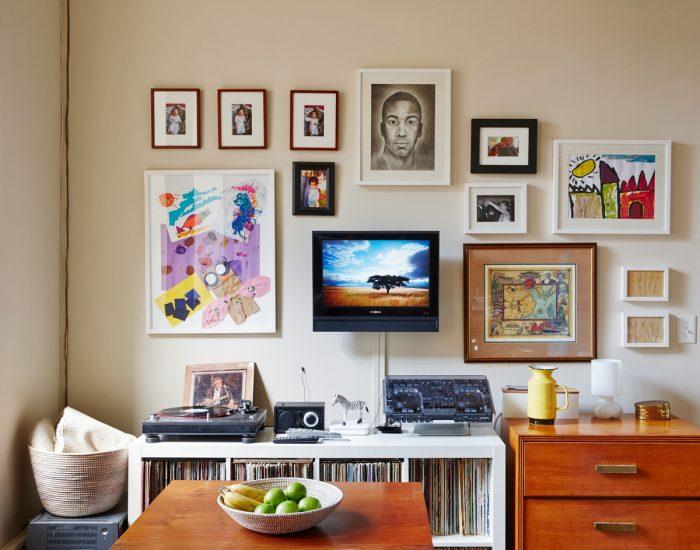 Create a gallery wall‍ featuring personal artwork in your Contemporary ‍Living Room space