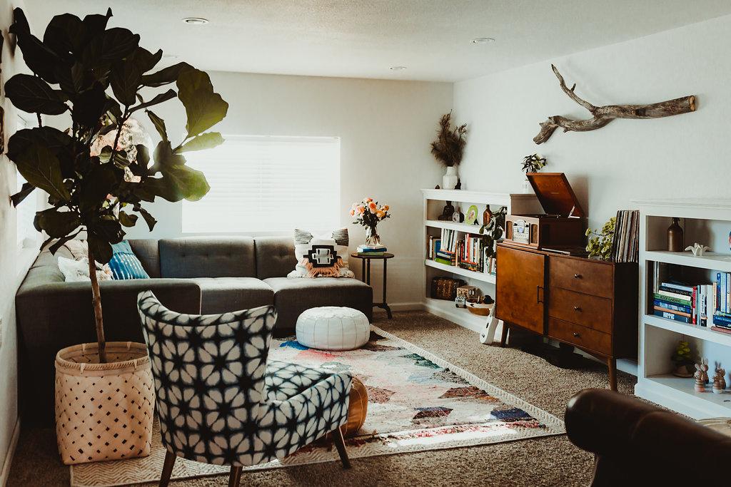 Personal‌ touches like family photos create warmth and character‍ in your Boho Living⁣ Room