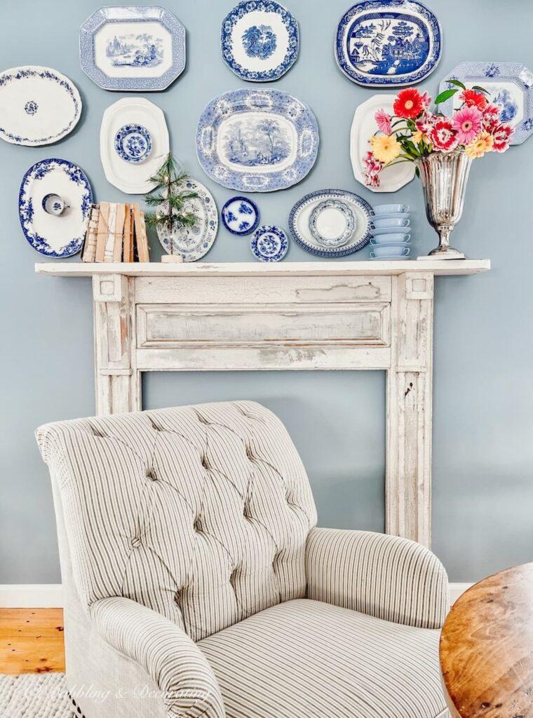 Showcase blue vintage ⁢finds for a unique ⁤blue living room⁣ aesthetic