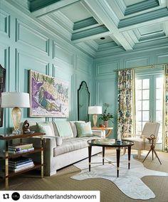 Highlight​ architectural⁢ features with⁤ blue ⁤paint in your living room