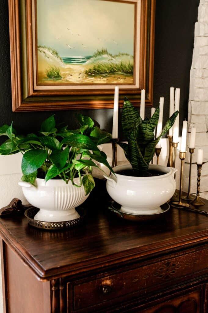 Incorporate greenery with vintage planters to​ breathe ‌life into your living room