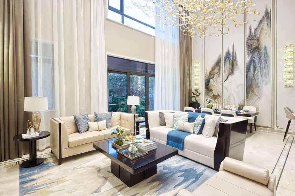 Hollywood Glam Living ⁢Room: Elevate the space with luxurious fabrics and dramatic ⁢lighting