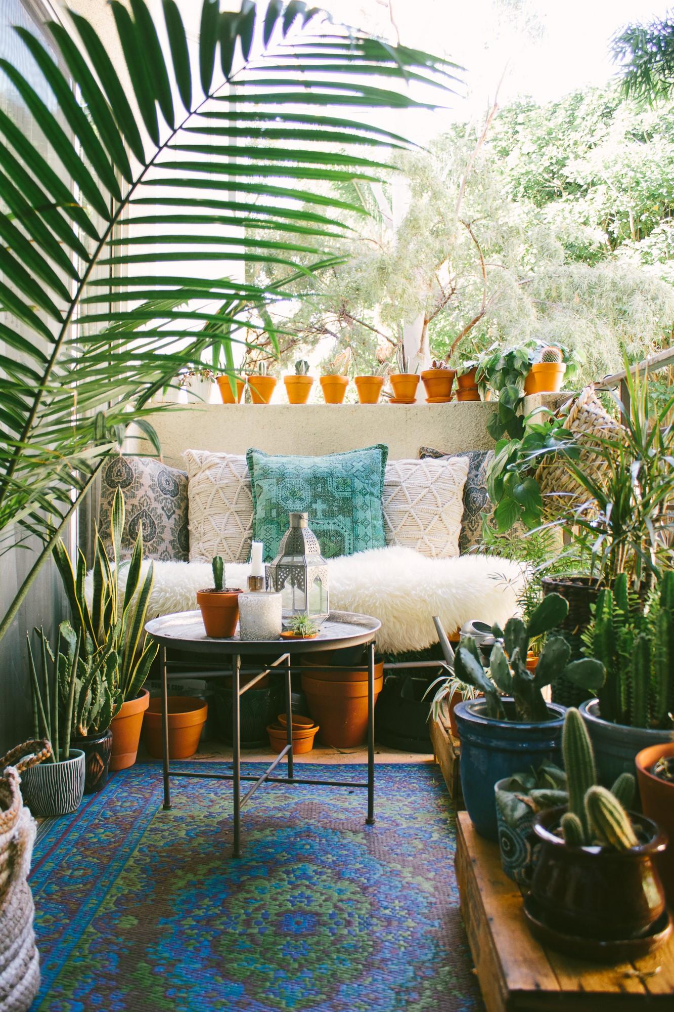 Use oversized plants as natural decor to fill your⁤ Boho Living Room with life and color