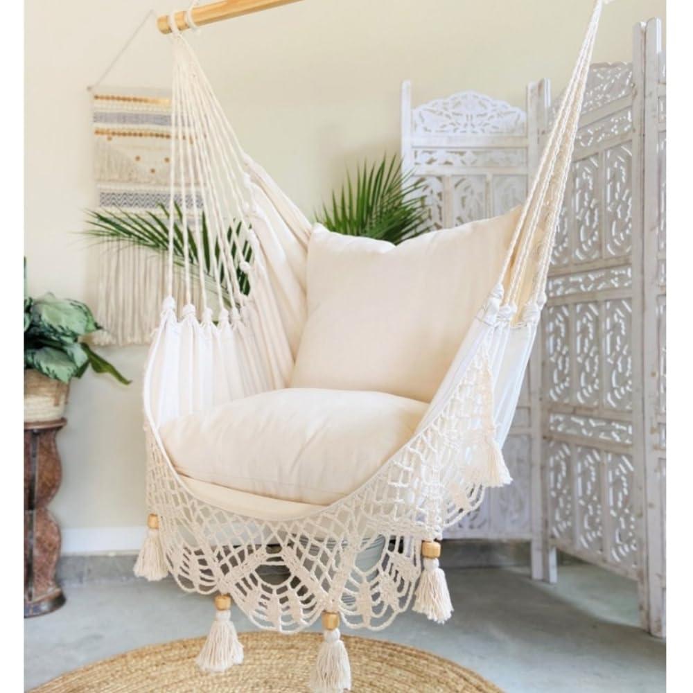 A hammock or swing ⁢chair introduces​ a playful element to your Boho Living Room